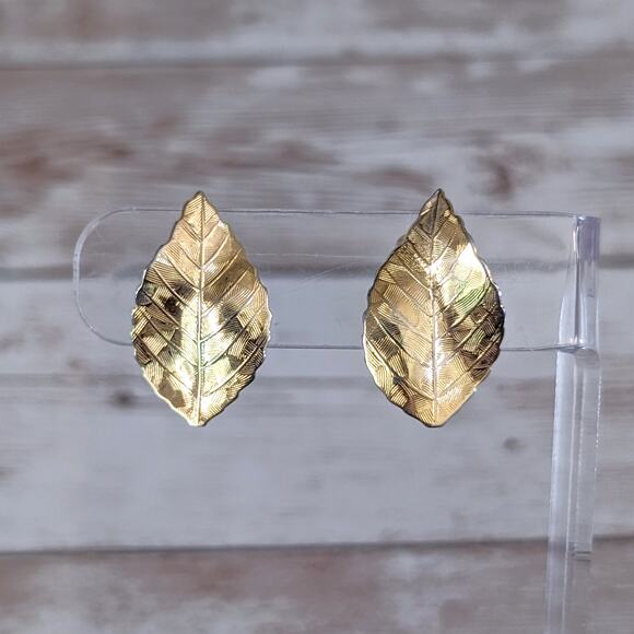 Vintage Clip On Earrings - Just Over 1" Gold Tone Leaf - Picture 1 of 8